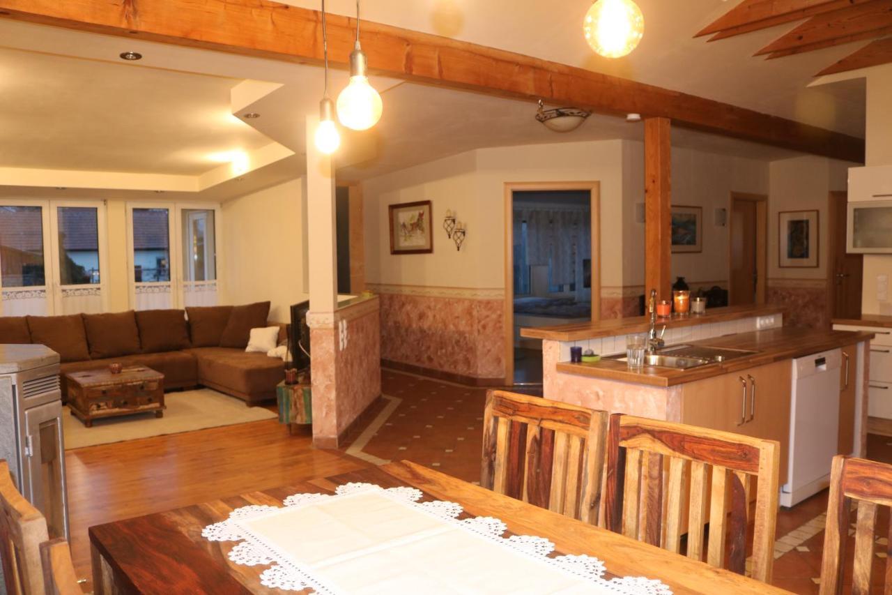 Helle, Offene Dachgeschosswohnung Mit Terrasse Oberloisdorf Esterno foto