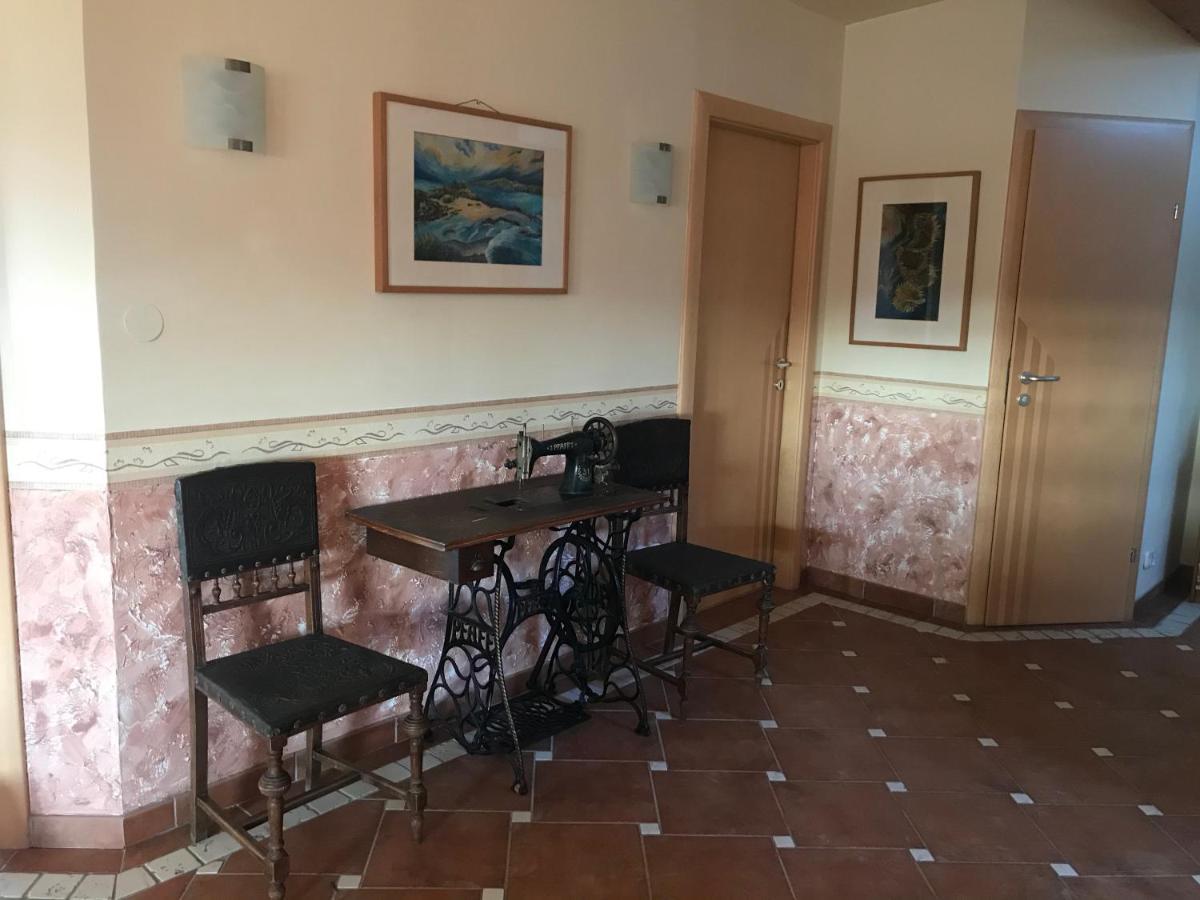 Helle, Offene Dachgeschosswohnung Mit Terrasse Oberloisdorf Esterno foto