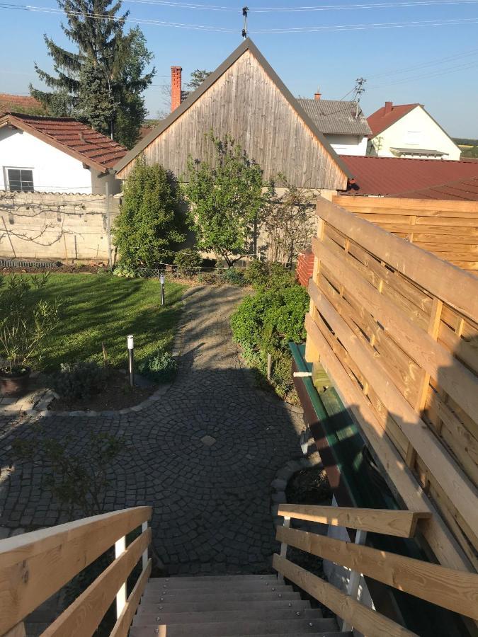 Helle, Offene Dachgeschosswohnung Mit Terrasse Oberloisdorf Esterno foto